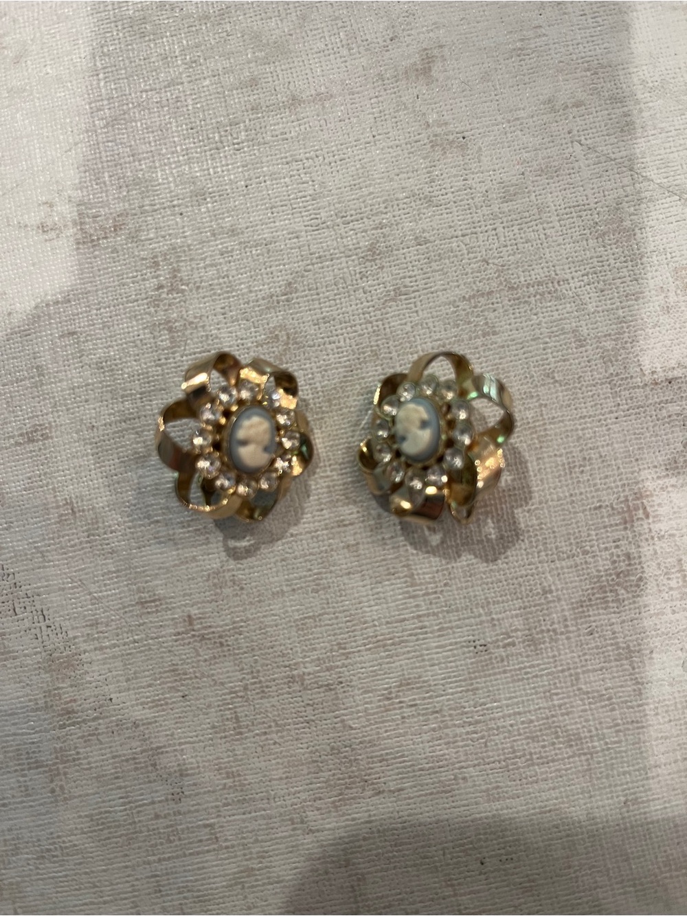 Vintage Gold tone knot blue Cameo rhinestone Clip on earrings. GUC!